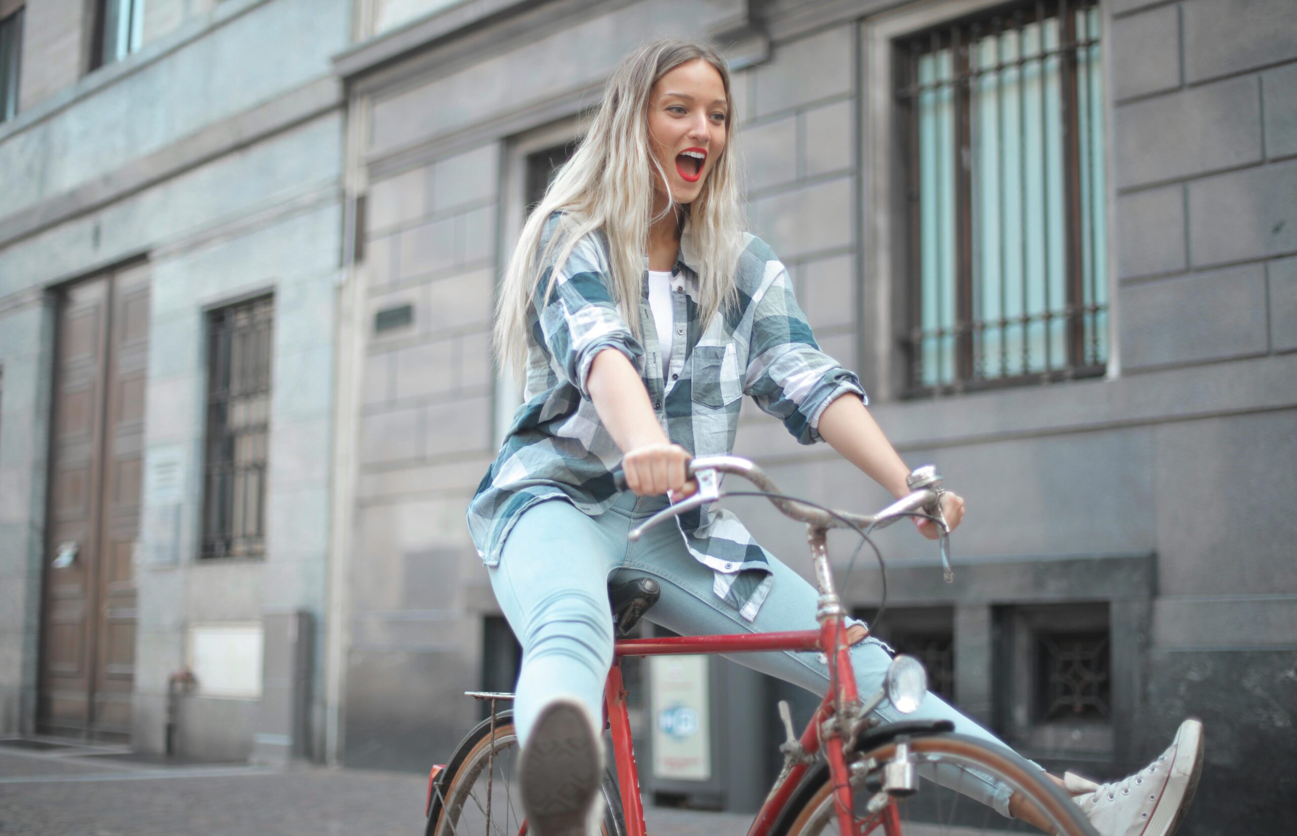 I giovani si muovono “sostenibili”, ma l’Italia è indietro. E per il futuro c’è chi pensa all’auto di proprietà
