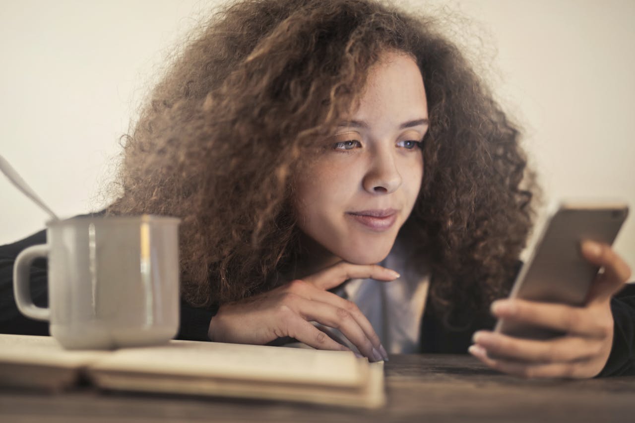 Social media, 1 giovane su 3 li usa come “anestetico” dai cattivi pensieri. Skuola.net li aiuta a combattere il rischio “boomerang”
