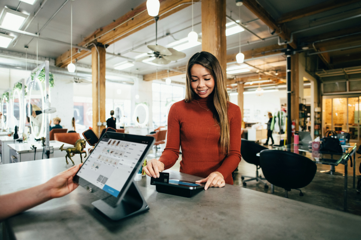 Nativi digitali, acquirenti analogici: la GenZ sceglie il negozio fisico. E svelato il “dietro le quinte” del lavoro nel retail è pronta a candidarsi