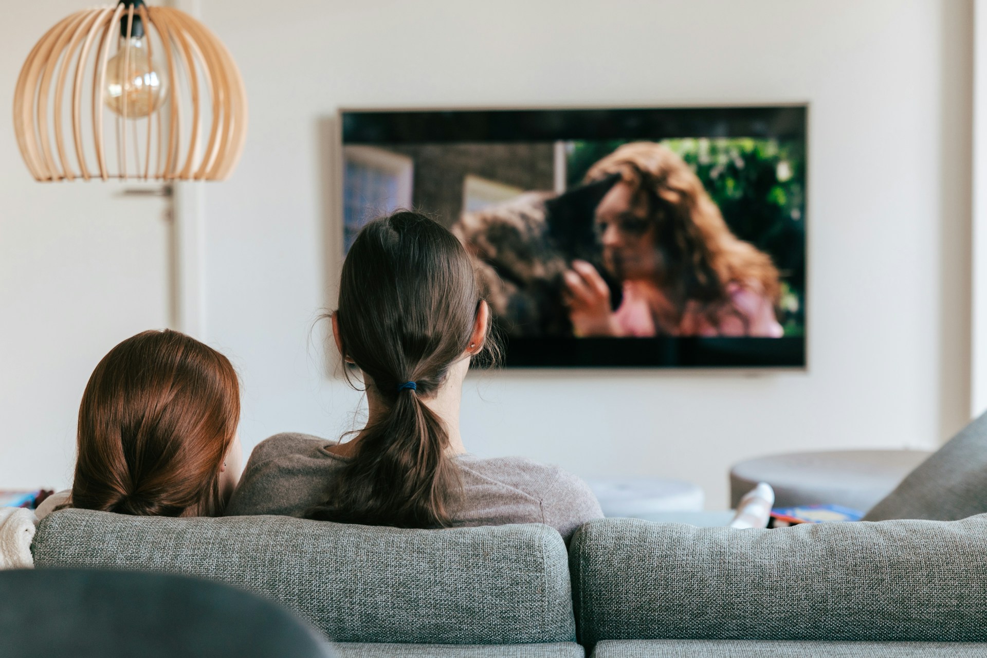 Netflix (& Co.) non hanno ucciso la TV: solo 1 giovane su 3 non guarda mai i canali tradizionali