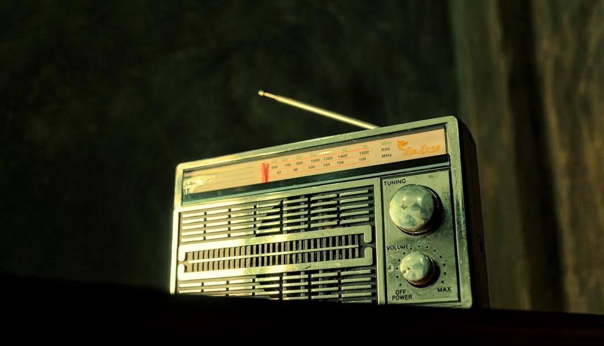 La radio ‘risorge’ tra Gen Z e Alpha (anche) grazie alle trasmissioni digitali: 1 giovane su 4 la ascolta regolarmente
